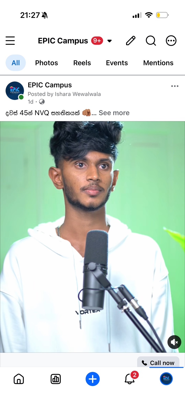 EPIC Campus ශිෂ්යයෙකු මයික්රෆෝනයක් ඉදිරිපිට කතා කරන අයුරු